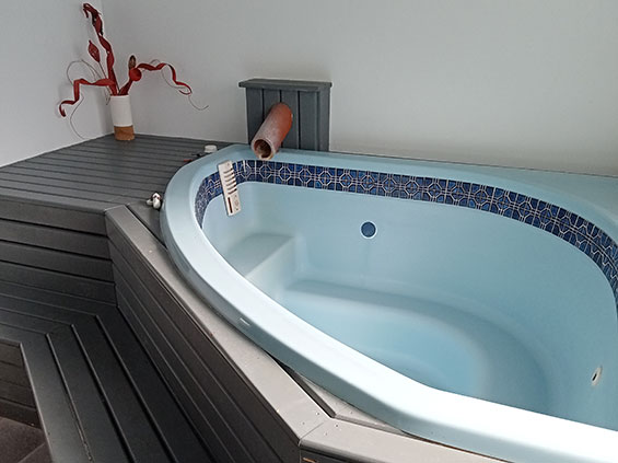 Mineral Spa Studio spa bath