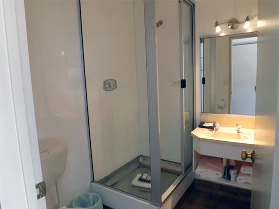 One-Bedroom Unit bathroom